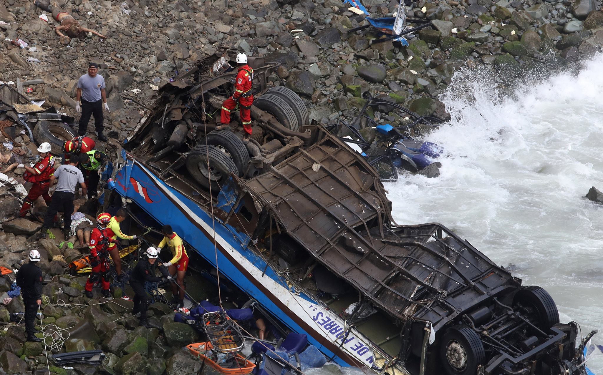 مصرع 44 شخصًا جراء سقوط حافلة في واد بالبيرو