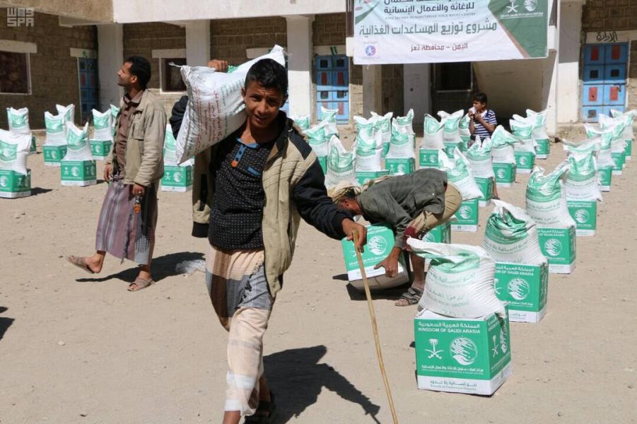 مركز الملك سلمان للإغاثة يوزع 2000 سلة غذائية في تعز باليمن