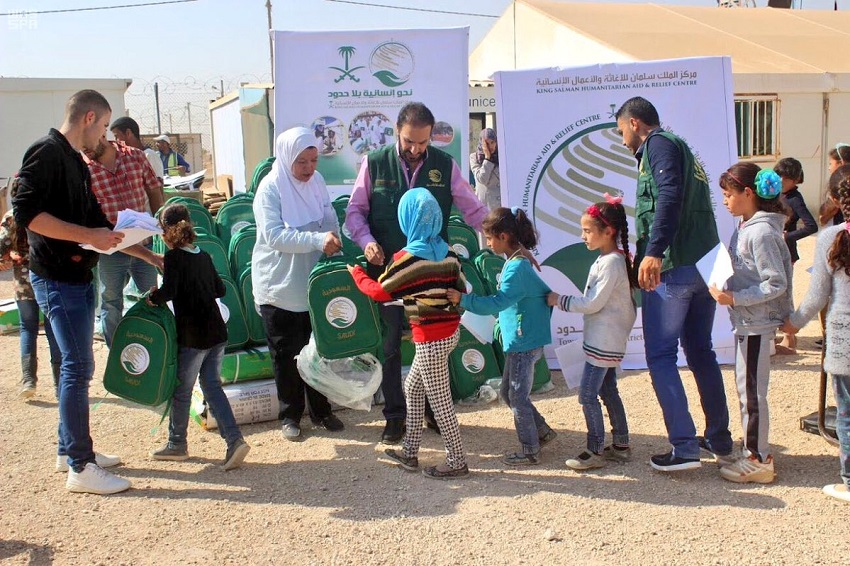 مركز الملك سلمان للإغاثة يوزّع الحقائب المدرسية على الطلاب السوريين في لبنان