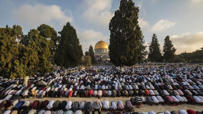  100 ألف فلسطيني يؤدون صلاة العيد في المسجد الأقصى 