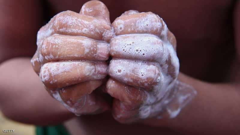 دراسة تكشف علاقة "غريبة" بين تطهير الأيدي والغياب عن المدرسة