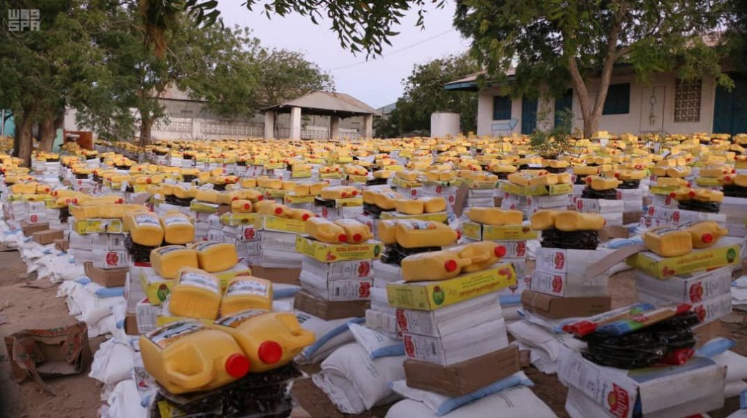 مركز الملك سلمان للإغاثة يوزع 1,000 سلة غذائية للمحتاجين في الصومال
