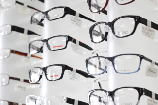 دراسة تبين العلاقة بين النظارة والذكاء