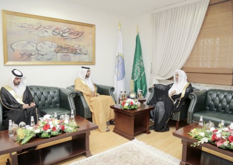 Le Secrétaire Général de la Ligue Islamique Mondiale, D. Mohamed Al-Issa recevant aujourd’hui, à son bureau, l’Ambassadeur des Émirats Arabes Unis, cheikh Shakhboot Bin Nahyan Al Nahyan pour traiter de sujets d’intérêt commun.