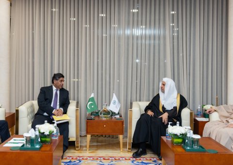 A Riyad, cheikh Mohammed Al-Issa, Secrétaire général de la LIM et président de l'Organisation des savants musulmans, a rencontré M. Gohar Ejaz