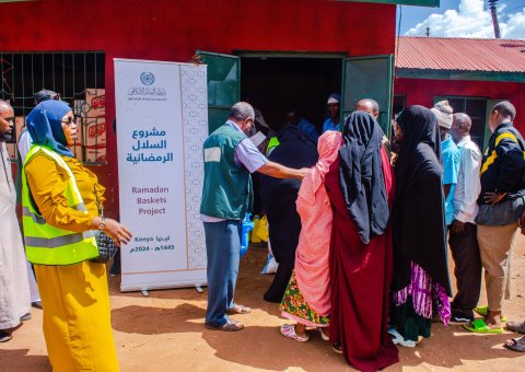 The Muslim World League continues to implement its project to distribute Ramadan Food Baskets to those in need in the Islamic world and the countries with Muslim minorities. Here, the MWL team is distributing Ramadan Food Baskets to people in Kenya.