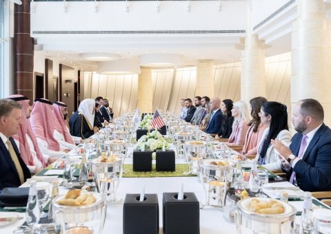 Le Secrétaire général, cheikh Mohammed Al-Issa a rencontré à Riyad une délégation de hauts conseillers des membres du Congrès américain avec leurs adjoints.