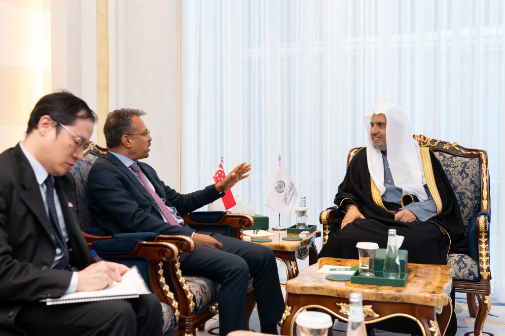 e Secrétaire général, président de l'Organisation des savants musulmans, cheikh Mohammed Al-Issa, a reçu à Riyad, l'Ambassadeur de la République de Singapour auprès du Royaume d'Arabie Saoudite