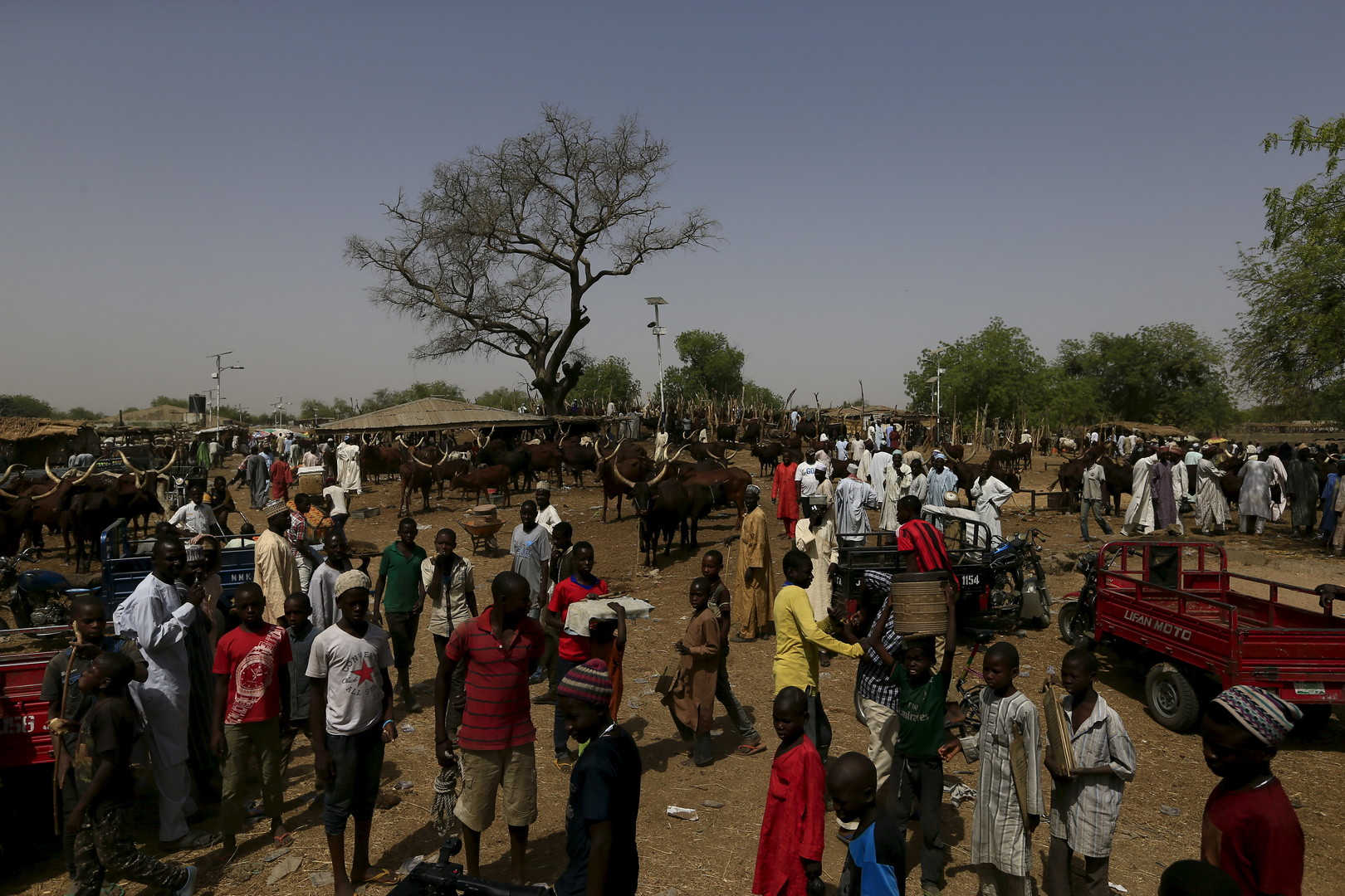 أكثر من 20 قتيلا في اشتباكات وهجوم بالأسلحة البيضاء في وسط نيجيريا