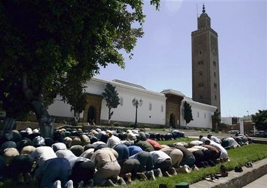 أحد المساجد بكندا وهم يؤدون الصلاة 