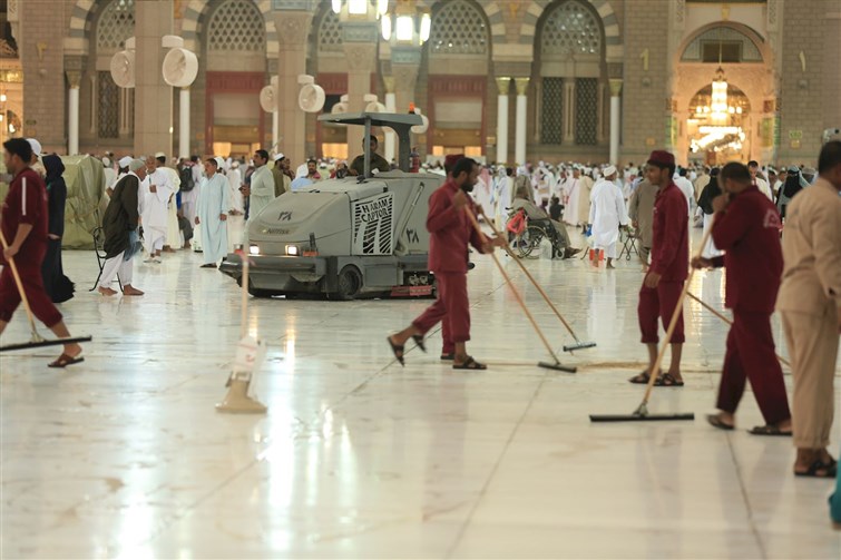 تكثيف أعمال  نظافة الساحات ومرافق  المسجد النبوي