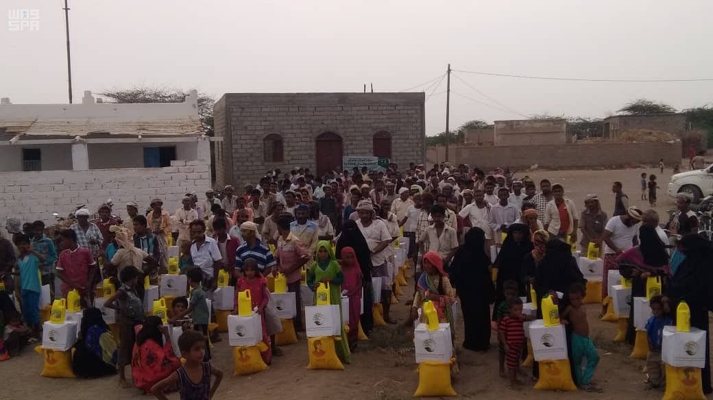 مركز الملك سلمان للإغاثة يواصل توزيع السلال الغذائية للأسر المحتاجة في محافظة الحديدة