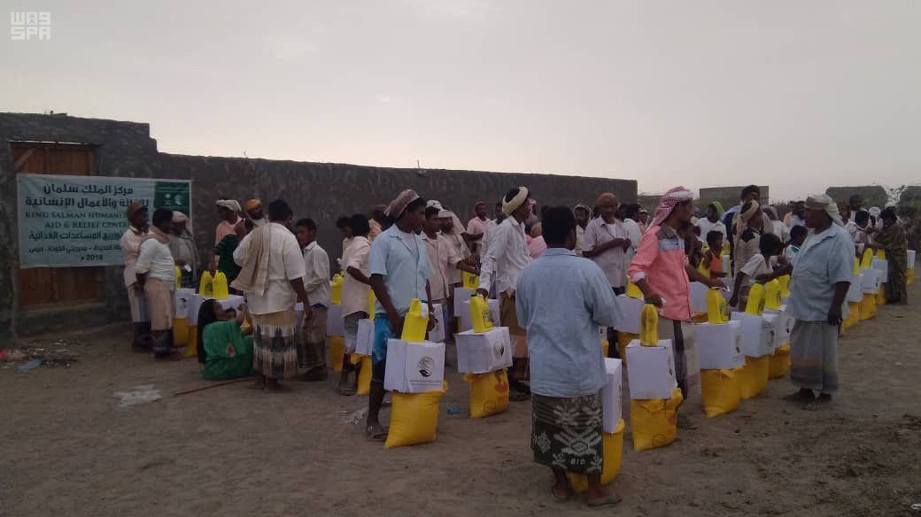 مركز الملك سلمان للإغاثة يواصل توزيع السلال الغذائية في محافظة الحديدة