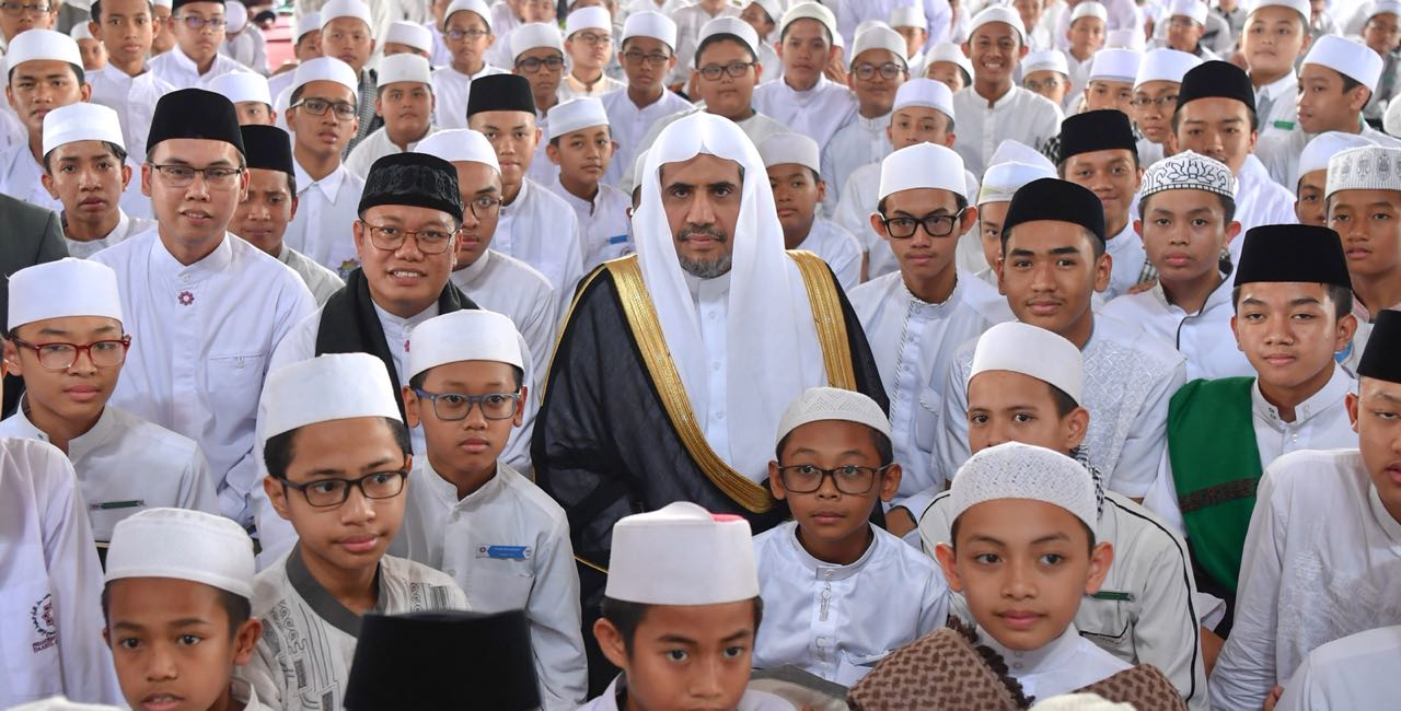 د.محمد العيسى في لقاء مع عدد من الأساتذة والطلبة في إندونيسيا.