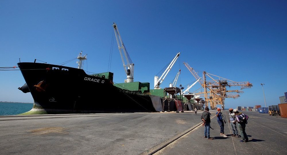 وزارة النفط اليمنية تعلن نجاح اول عملية تصدير للنفط الخام عبر ميناء رضوم بشبوة	