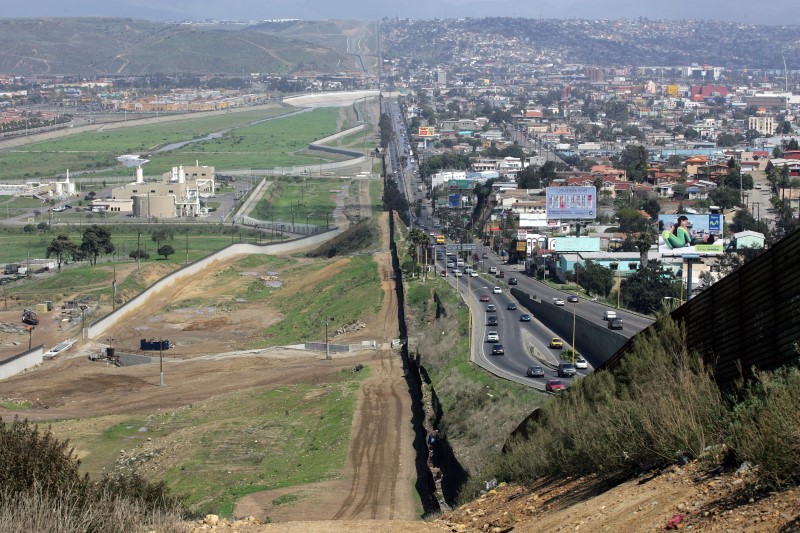 المكسيك تطالب الولايات المتحدة بمراقبة الحدود لمنع تهريب الاسلحة	