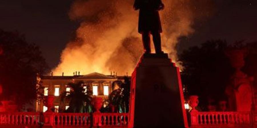 حريق هائل يأتي على معظم مقتنيات متحف البرازيل الوطني	