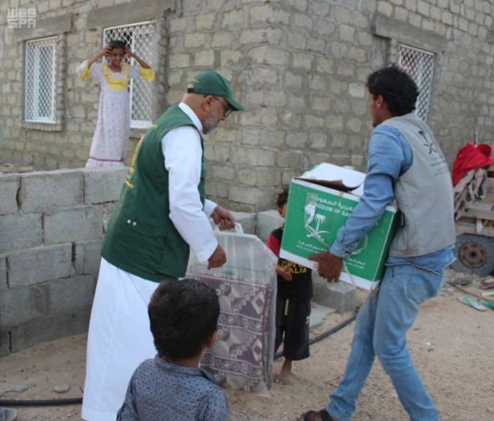مركز الملك سلمان للإغاثة يواصل توزيع المواد الغذائية والإيوائية للمتأثرين بإعصار "لبان" في محافظة المهرة