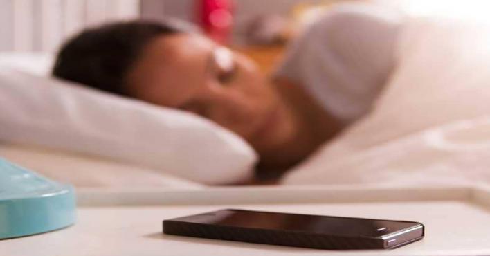 مركز أميركي يرصد مخاطر النوم قرب الجوال