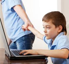 دراسة أمريكية تحذر من مخاطر مكوث الأطفال ساعات طويلة أمام الأجهزة الإلكترونية