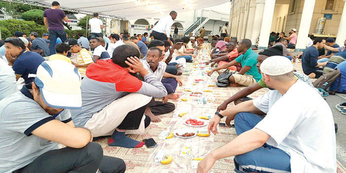 مشروع الملك سلمان لإفطار الصائمين أسهم في إسلام 50 أوغندي