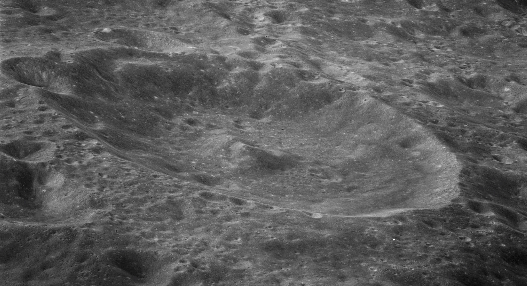 صورة للقمر تكشف فوهة عمرها 100 مليون عام