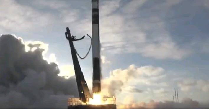 (روكيت لاب) تطلق صاروخاً يحمل 13 قمراً صناعياً لوكالة (ناسا)