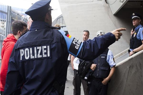 الشرطة الألمانية: إصابة 3 في محاولة دهس لاجئين بدوافع عنصرية