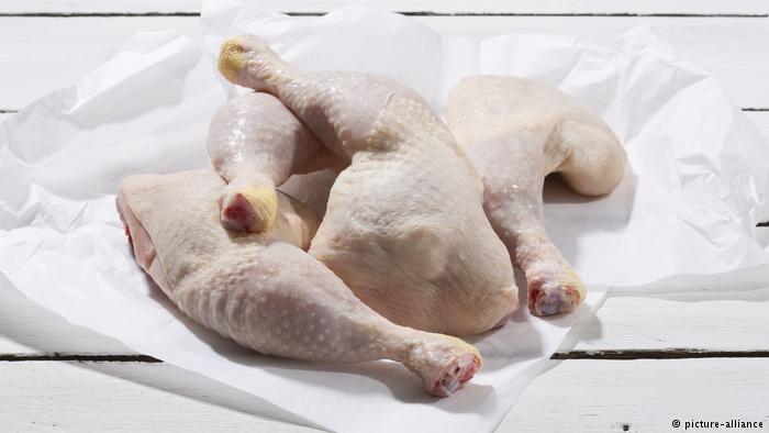 تجنب غسل لحم الدجاج قبل قليه لهذه الأسباب 