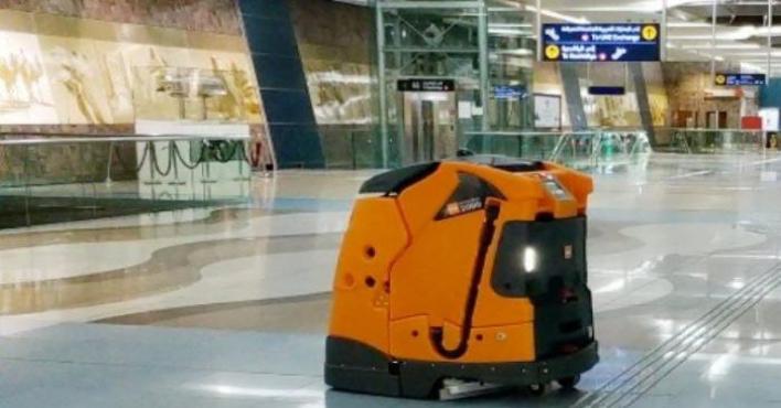 الروبوت يتولى نظافة محطات مترو دبي