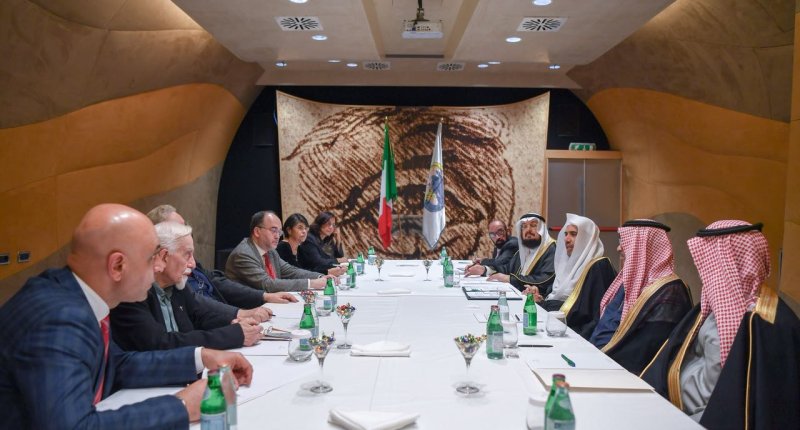 الأمين العام لرابطة العالم الإسلامي يلتقي وفداً من المعهد البابوي في روما