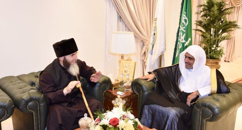 دالعيسى يستقبل مفتي الشيشان في مكتبه في مكة المكرمة.