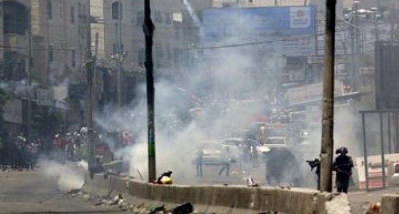  اصابة عشرات المواطنين الفلسطينيين بطلقات من الأعيرة المطاطية وقنابل الغاز المسيل للدموع 