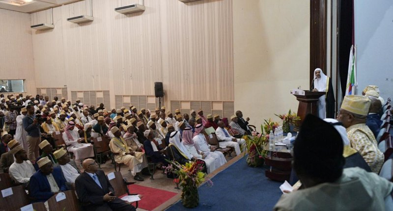 جانب من الحضور الملتقى في مقر البرلمان القمري