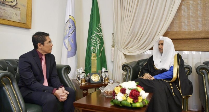 د.العيسى لدى استقباله كبير الوزراء السنغافوري.