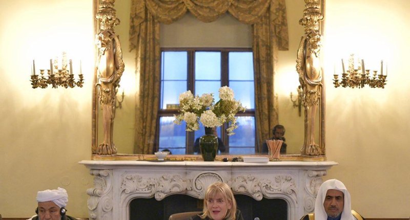 د.العيسى يلقي كلمته في الملتقى.