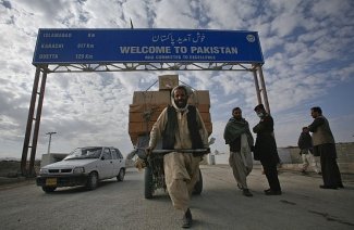 إصابة ثلاثة باكستانيين بنيران القوات الهندية عبر الحدود