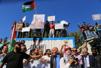 تظاهر مئات الفلسطينيين والعاملين في المؤسسات الخيرية بقطاع غزة أمام مقر الأمم المتحدة بغزة