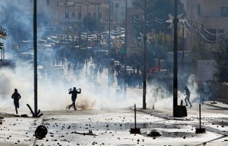 إصابة عشرات الطلبة الفلسطينيين بالاختناق جراء مهاجمة الاحتلال لمدرسة في الخليل