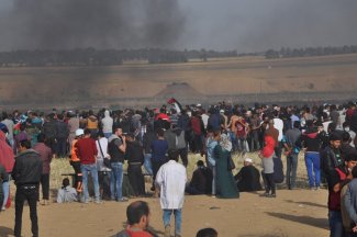 طائرات إسرائيلية تلقي قنابل حارقة غزة	