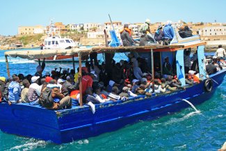 إسبانيا تنقذ 150 مهاجرا غير شرعي قبالة سواحلها الجنوبية