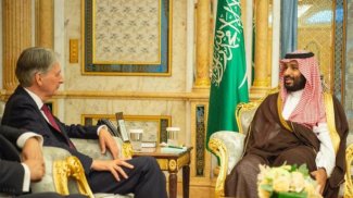 ولي العهد السعودي يستعرض مع وزير الخزانة البريطاني أوجه التعاون الثنائي	