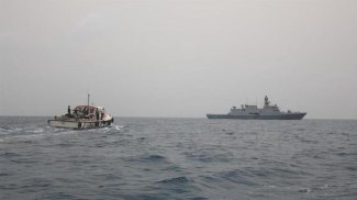 البحرية الأمريكية تضبط مئات الأسلحة الصغيرة في قارب بخليج عدن	