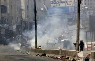  اصابة عشرات المواطنين الفلسطينيين بطلقات من الأعيرة المطاطية وقنابل الغاز المسيل للدموع 