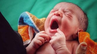 عيادات مركز الملك سلمان للإغاثة المتنقلة بالحديدة تشهد ولادة أول طفلة نازحة