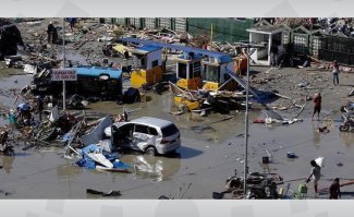 الحكومة الإندونيسية تطلب مساعدات دولية جرَاء زلزال تسونامي