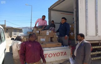 مركز الملك سلمان للإغاثة يسلم شحنة أدوية لمستشفى بيحان بشبوة