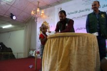 مركز الملك سلمان للإغاثة يسلم مستحقات الكفالة المعيشية لـ 429 يتيماً باليمن ضمن خطة العمليات الإنسانية الشاملة في اليمن