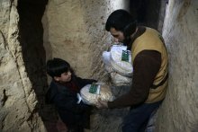 مركز الملك سلمان للإغاثة يواصل توزيع مساعداته داخل الأنفاق لمنكوبي الغوطة الشرقية