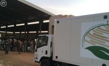 مركز الملك سلمان للإغاثة يوزع سلالاً غذائية في المهرة باليمن